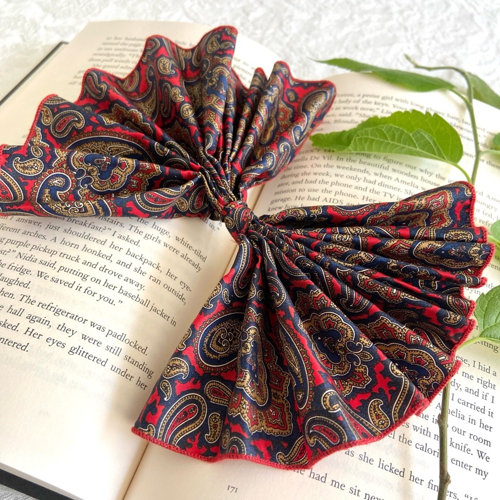 Vintage | Silk Paisley Pleated Lapel/Collar Bow - Picture 2 of 13